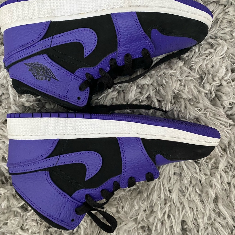 Kids Jordan 1 mid Size 3.5Y. Only worn once